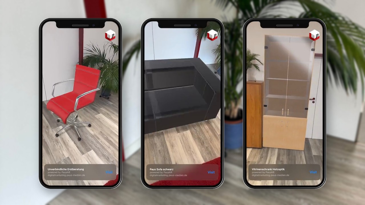 Drei Smartphones vor einer Zimmerecke mit Palme zeigen Möbel in Augmented Reality: einen roten Bürostuhl, ein schwarzes Sofa und einen Vitrinenschrank in Holzoptik