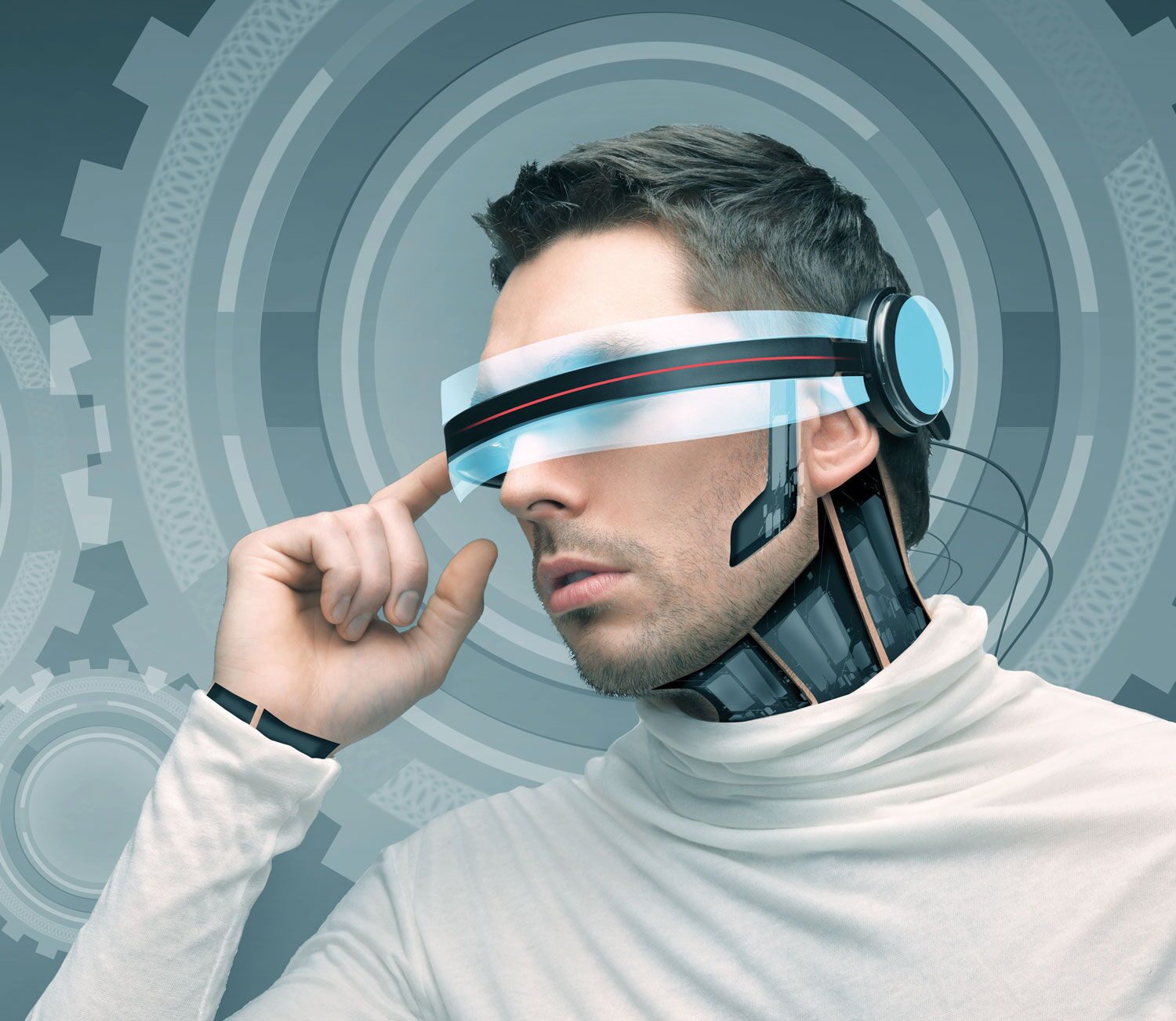 Mann mit futuristischem Visier und mechanischem Hals vor grauen Zahnrädern, den Finger an der Schläfe