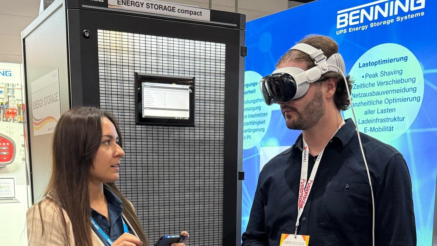 Auf der Messe: Kolja Paus mit Apple Vision Pro am Stand von BENNING, daneben Jasmin.
