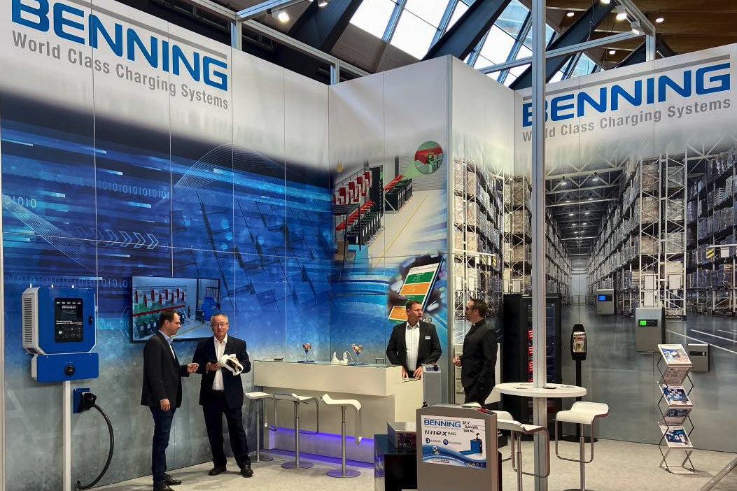 Messestand von BENNING auf der LogiMAT, blaue Rückwand mit dem Schriftzug World Class Charging Systems