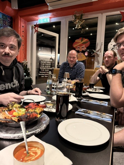 Das Team beim gemeinsamen Essen nach dem Eisstockschießen