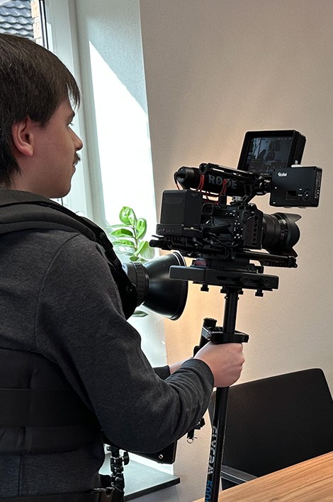 Videograf der Agentur filmt mit einer Kamera am Schwebestativ