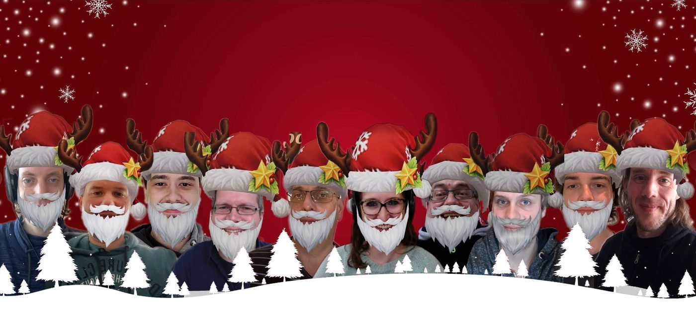 Das Team von Paus Design & Medien mit AR-Nikolausmützen, Rentiergeweihen und weißen Bärten vor rotem Weihnachtshintergrund
