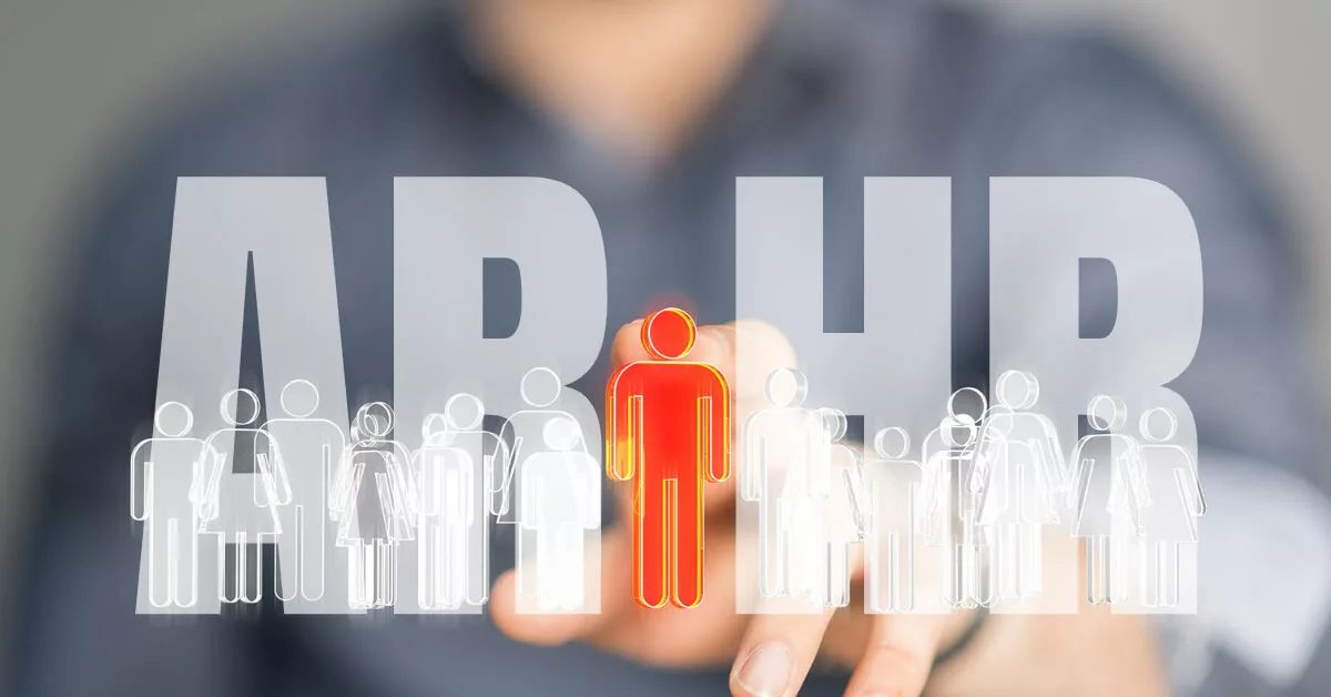 Hand tippt auf eine rot hervorgehobene Figur in einer Reihe transparenter Personensymbole, dahinter der Schriftzug „AR HR“