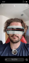 Selfie mit einem Instagram-Filter: eine virtuelle Paus-Brille liegt über den Augen