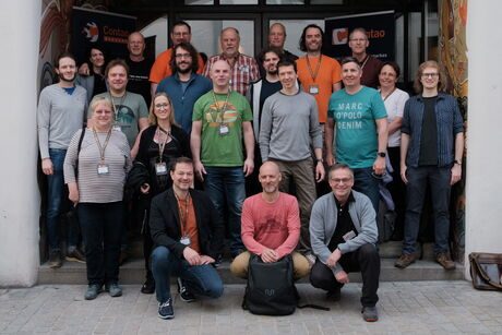 Gruppenfoto der Teilnehmenden des Contao Barcamps 2023 auf der Treppe vor dem Eingang