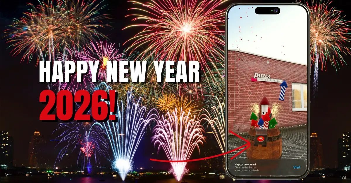 Smartphone zeigt ein Fass mit Raketen in AR vor dem Haus von Paus Design & Medien, links Feuerwerk und „Happy New Year 2026“