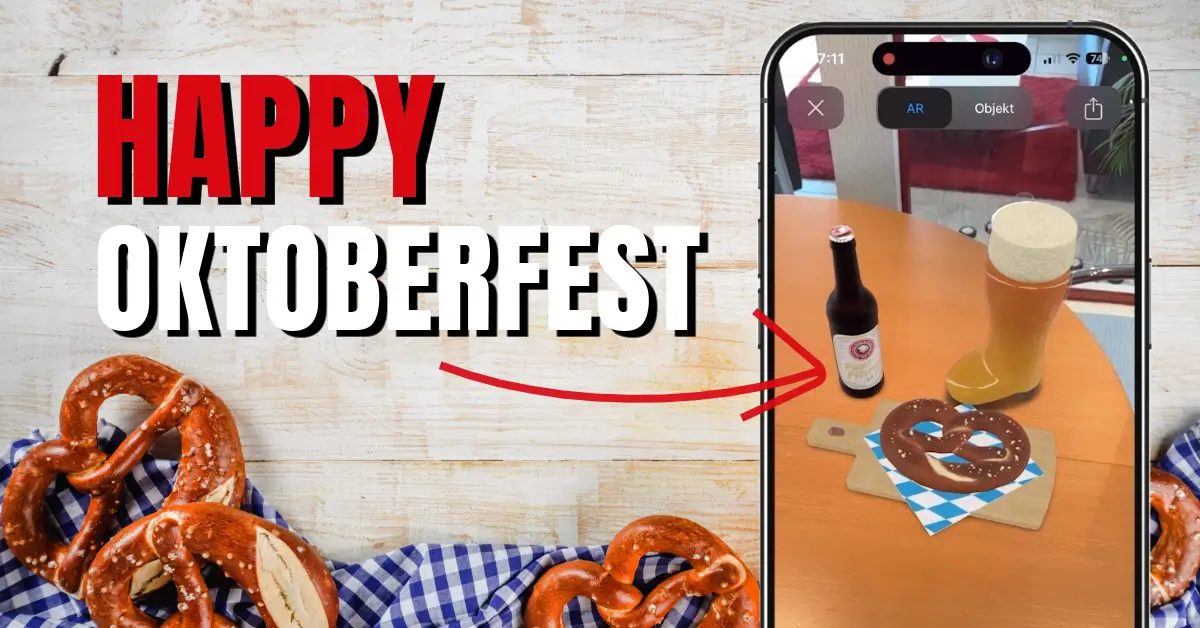Smartphone zeigt Bierflasche, Bierstiefel und Brezel in AR auf einem Tisch, daneben echte Brezeln und „Happy Oktoberfest“