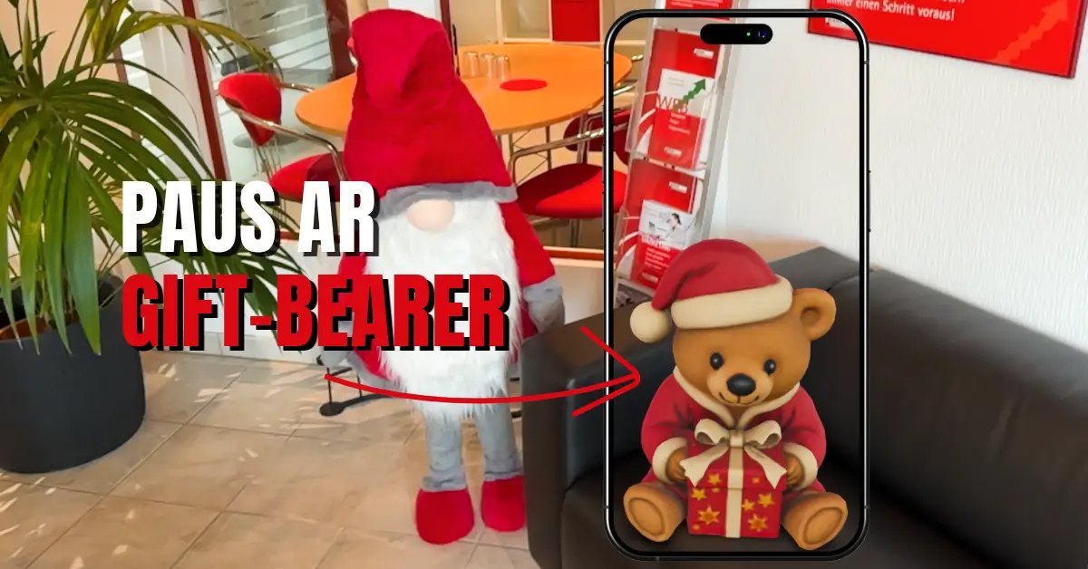 Weihnachtsbär mit Mütze und Geschenk in Augmented Reality auf einem Sofa im Smartphone, daneben ein Wichtel und der Schriftzug Paus AR Gift-Bearer