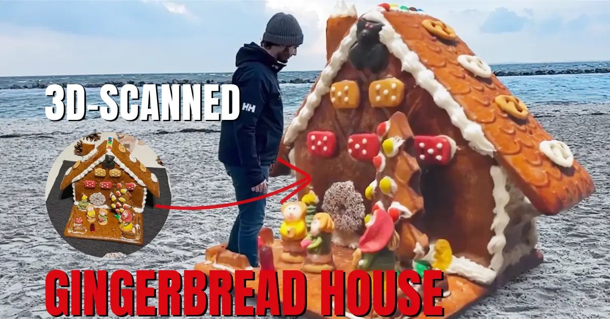 Ein Mann steht am Strand neben einem lebensgroßen Lebkuchenhaus in Augmented Reality, daneben das echte Lebkuchenhaus