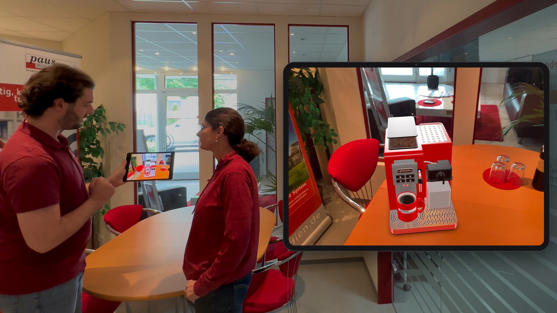Kundentermin: Links zeigt der Berater der Kundin das iPad, rechts die Ansicht auf dem iPad mit der roten Kaffeemaschine in AR auf dem Besprechungstisch.